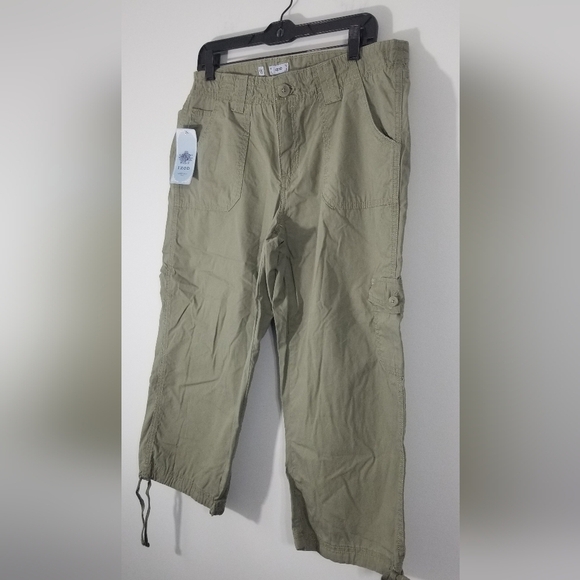 Izod Capri Pants NWT. Green. Size 10. Lightweight. Retail: $45. Measures - Picture 2 of 9